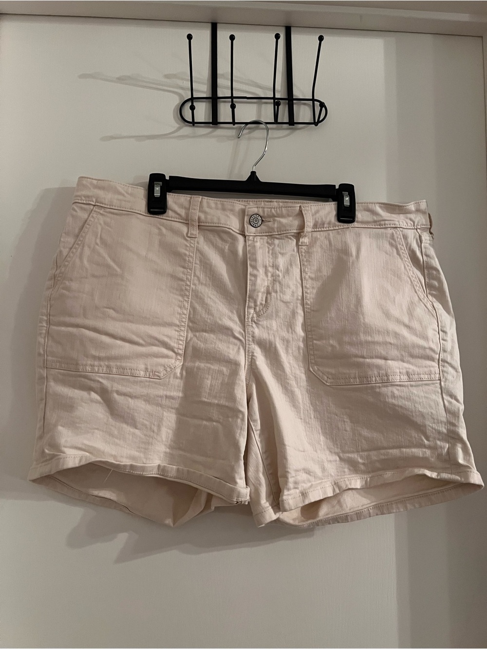 Torrid Perfect 5” Vintage Stretch Shorts Women’s Size 18S Cream Plus Size